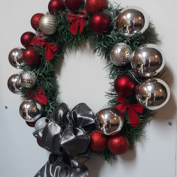 18" Christmas Wreath. Ready to hang and admire. - Picture 2 of 4